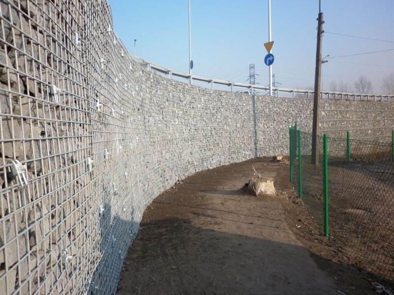 Retaining walls with steel mesh and stone fill